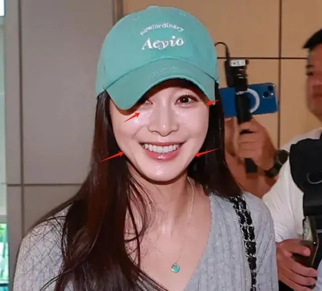 Kim Tae Hee mặt bóng dầu như bôi mỡ, đơ như tượng sáp- Ảnh 1. Kim Tae Hee mặt bóng dầu như bôi mỡ, đơ như tượng sáp- Ảnh 1.