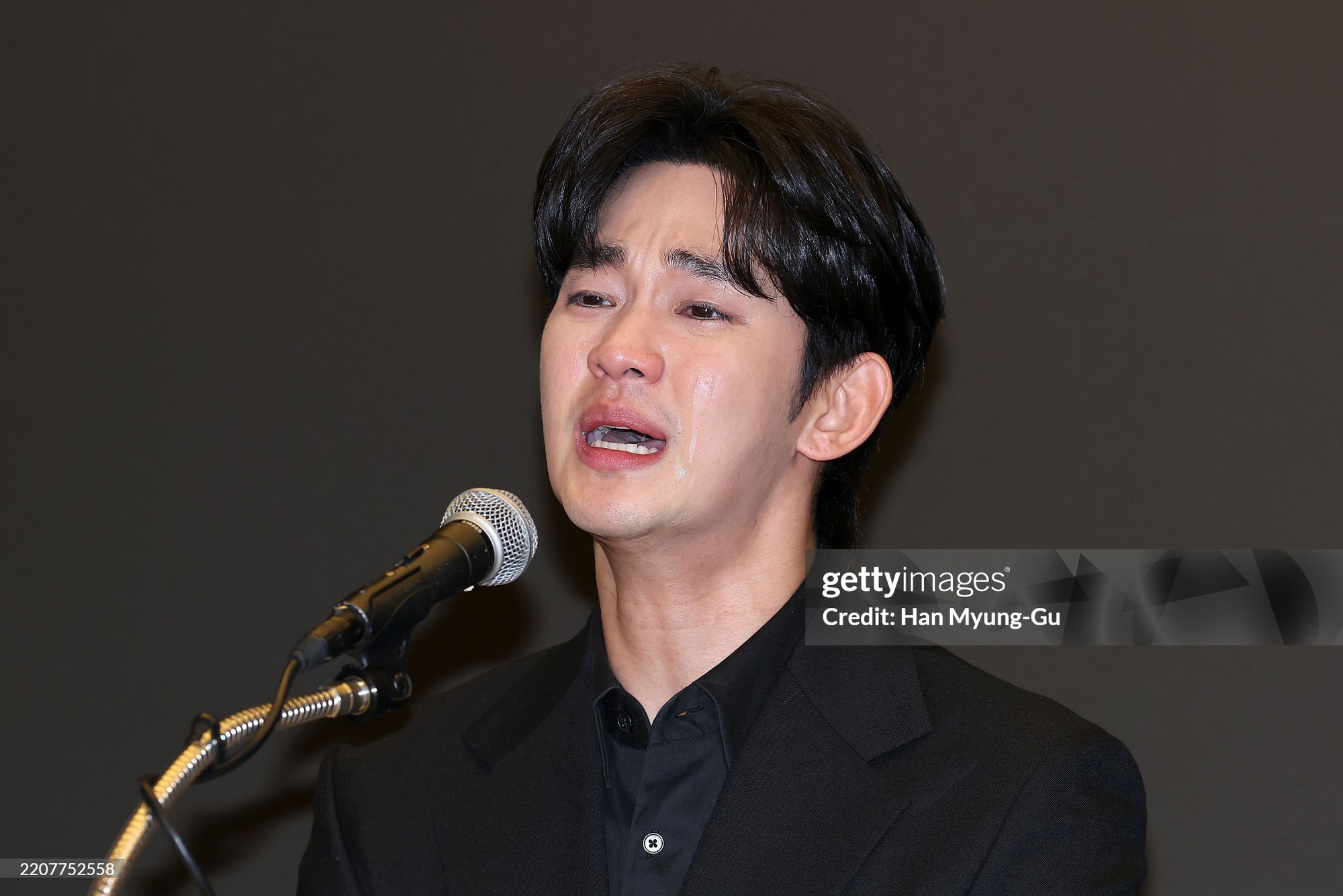 Họp báo nước mắt