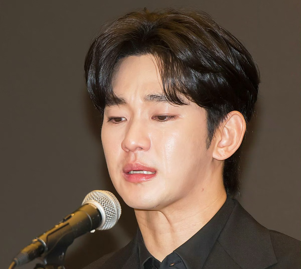 Họp báo nước mắt