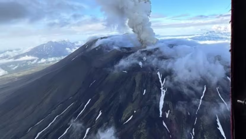 Núi lửa Nga phun trào lần đầu trong 475 năm sau trận động đất lịch sử 8,8 độ, cột khói cao tới 6km- Ảnh 1.