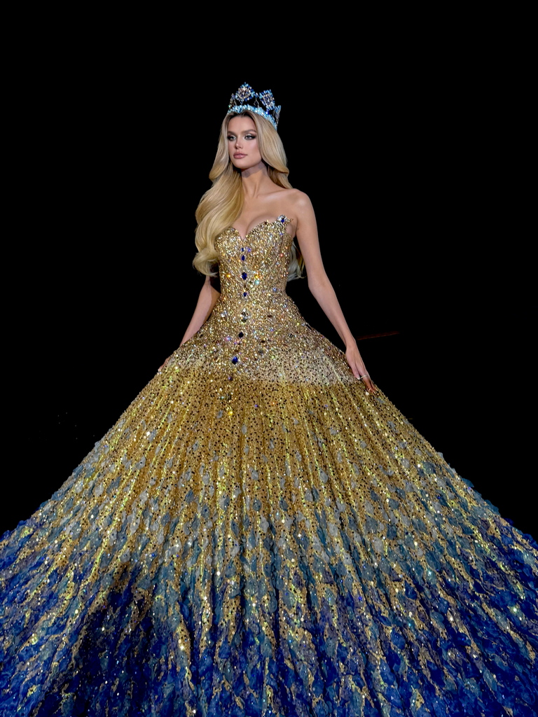 Phía sau vẻ đẹp Phía sau vẻ đẹp