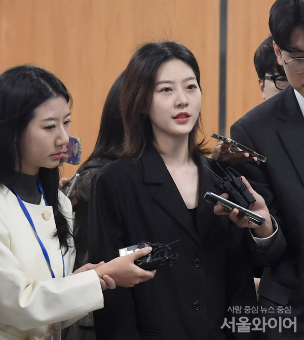 Kim Soo Hyun - Kim Sae Ron “1 trời 1 vực” khi đối mặt dàn phóng viên: “Bản lĩnh đàn ông đâu cả rồi?”- Ảnh 1.