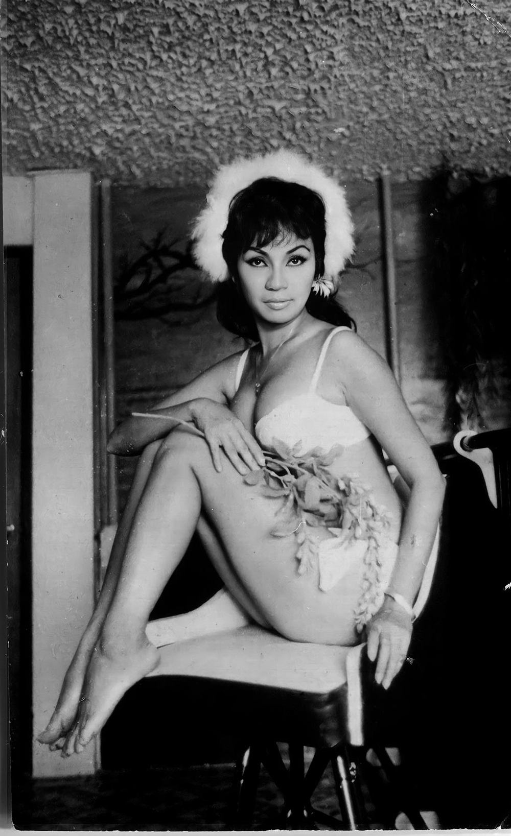 Mỹ nhân đầu tiên mặc bikini lên màn ảnh, tiền cột thành bó, đi hát 20 người theo sau- Ảnh 1. Mỹ nhân đầu tiên mặc bikini lên màn ảnh, tiền cột thành bó, đi hát 20 người theo sau- Ảnh 1.