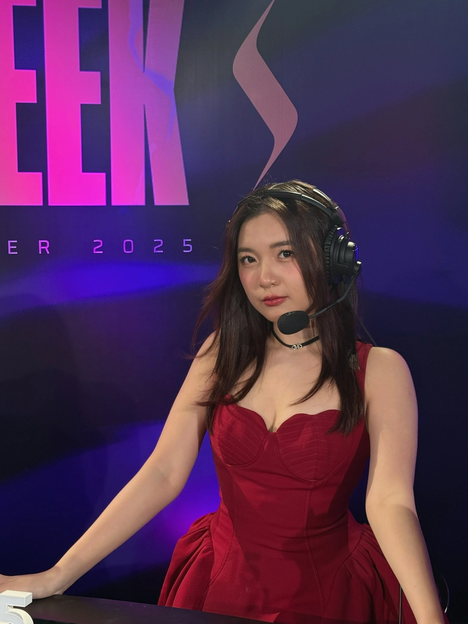 MC "quốc dân" xuất hiện với hình ảnh mới trông hơi bị...ngộp kvqvagp