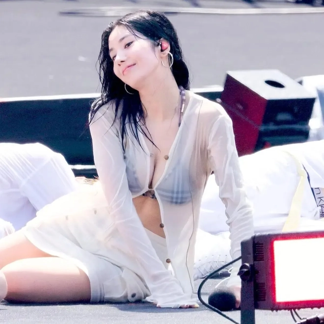 Ranh giới giữa quyến rũ và phản cảm- Ảnh 6. Ranh giới giữa quyến rũ và phản cảm- Ảnh 6.