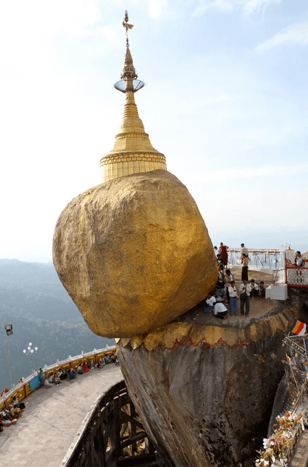 Giữa trận động đất 7,7 độ, ngôi chùa đứng cheo leo trên tảng đá vàng ở Myanmar vẫn không bị quật ngã- Ảnh 1.