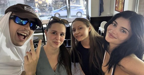 Hẹn hò kiểu tỷ phú: Kylie Jenner bay 12 tiếng để gặp Timothée Chalamet chỉ vì quá nhớ bạn trai! kylie jenner timothee chalamet 17556850429361121551413 1755691936163 1755691936938961389406 114 21 438 640 crop 17556920007021010546810jpg