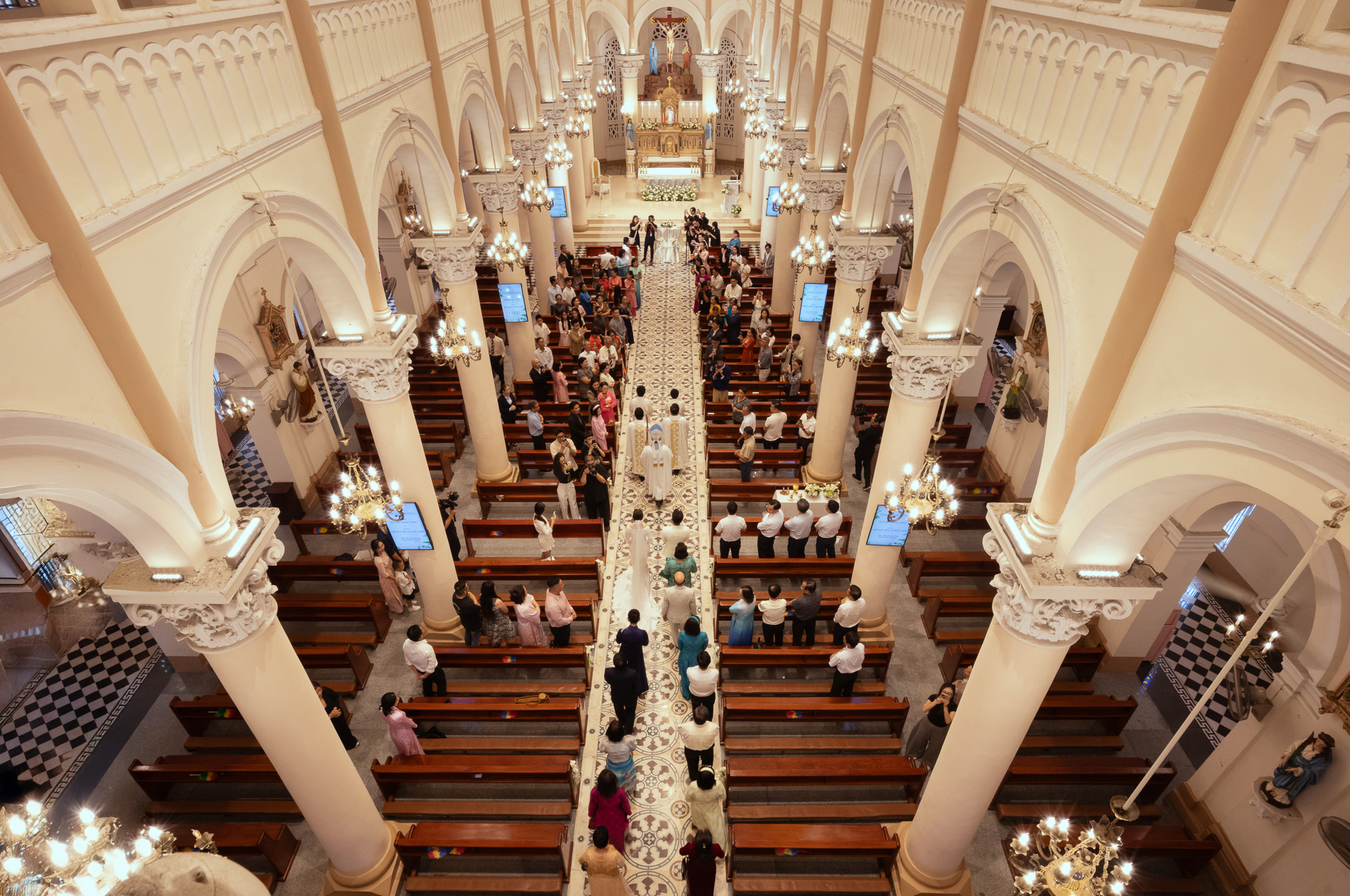 Lễ cưới nhà thờ của Á hậu Quỳnh Châu: Cô dâu rưng rưng xúc động, thiếu gia Đà Lạt quá điển trai!- Ảnh 7.