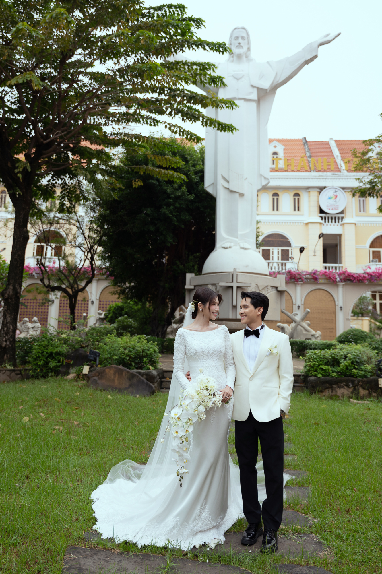 Lễ cưới nhà thờ của Á hậu Quỳnh Châu: Cô dâu rưng rưng xúc động, thiếu gia Đà Lạt quá điển trai!- Ảnh 11.