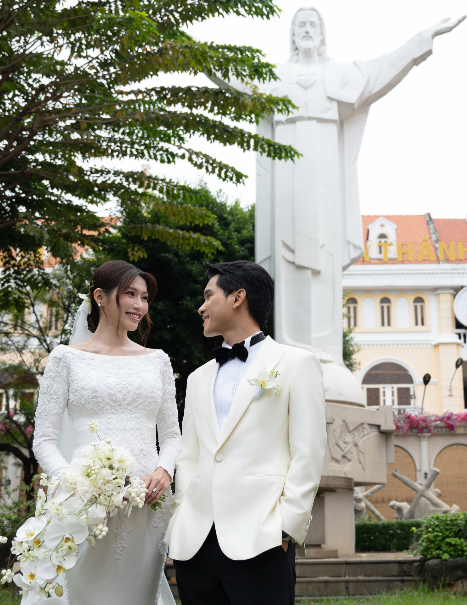 Lễ cưới nhà thờ của Á hậu Quỳnh Châu: Cô dâu rưng rưng xúc động, thiếu gia Đà Lạt quá điển trai!- Ảnh 16.