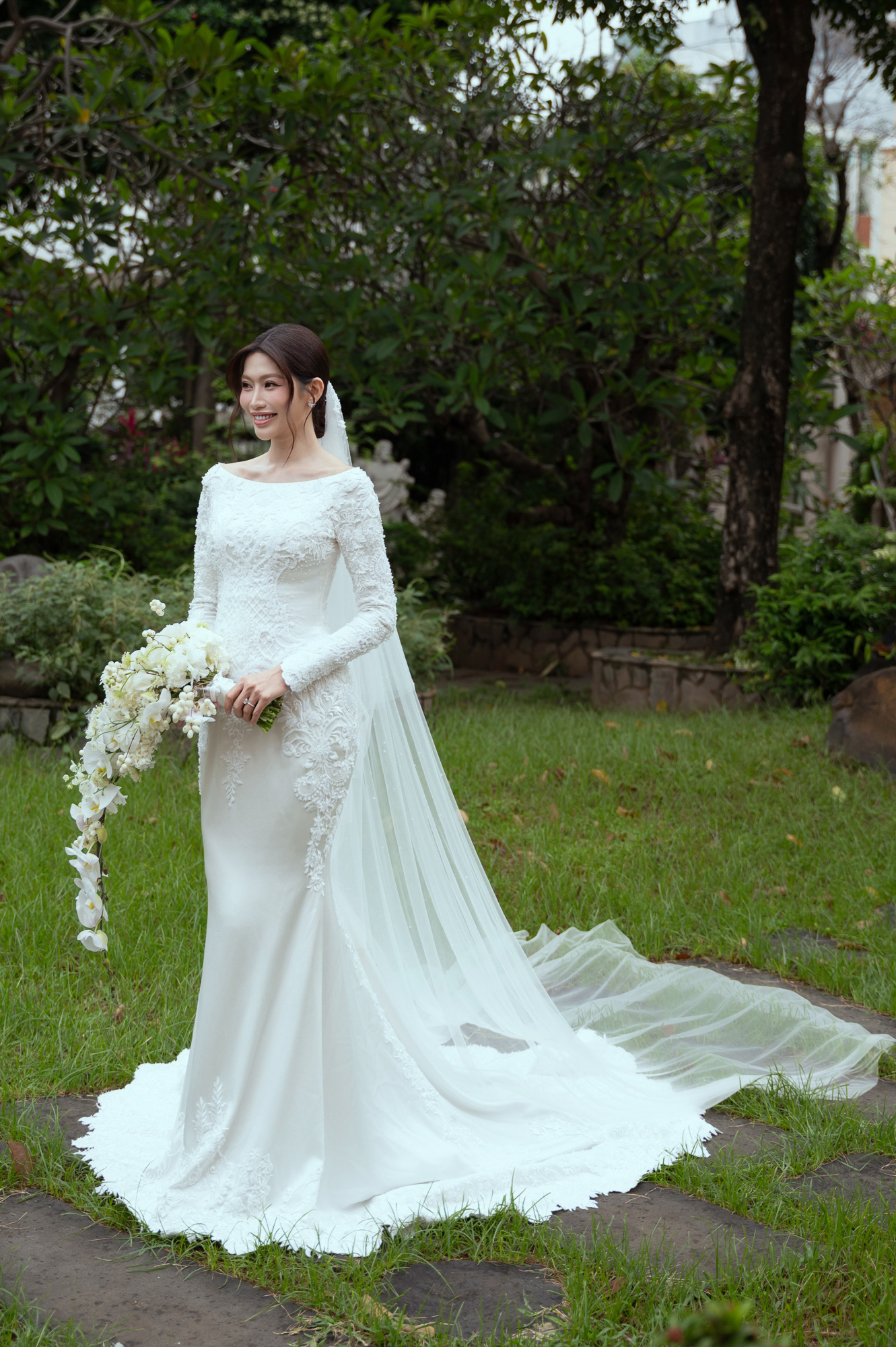 Lễ cưới nhà thờ của Á hậu Quỳnh Châu: Cô dâu rưng rưng xúc động, thiếu gia Đà Lạt quá điển trai!- Ảnh 12.