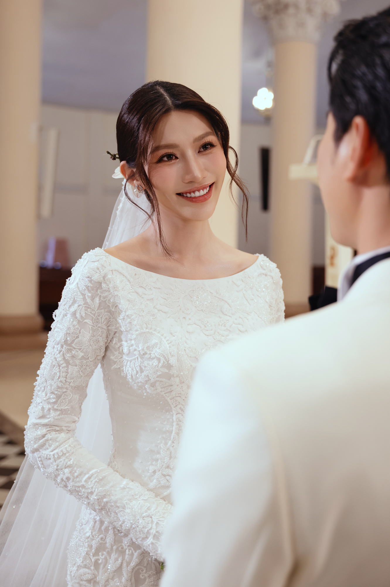 Lễ cưới nhà thờ của Á hậu Quỳnh Châu: Cô dâu rưng rưng xúc động, thiếu gia Đà Lạt quá điển trai!- Ảnh 6.