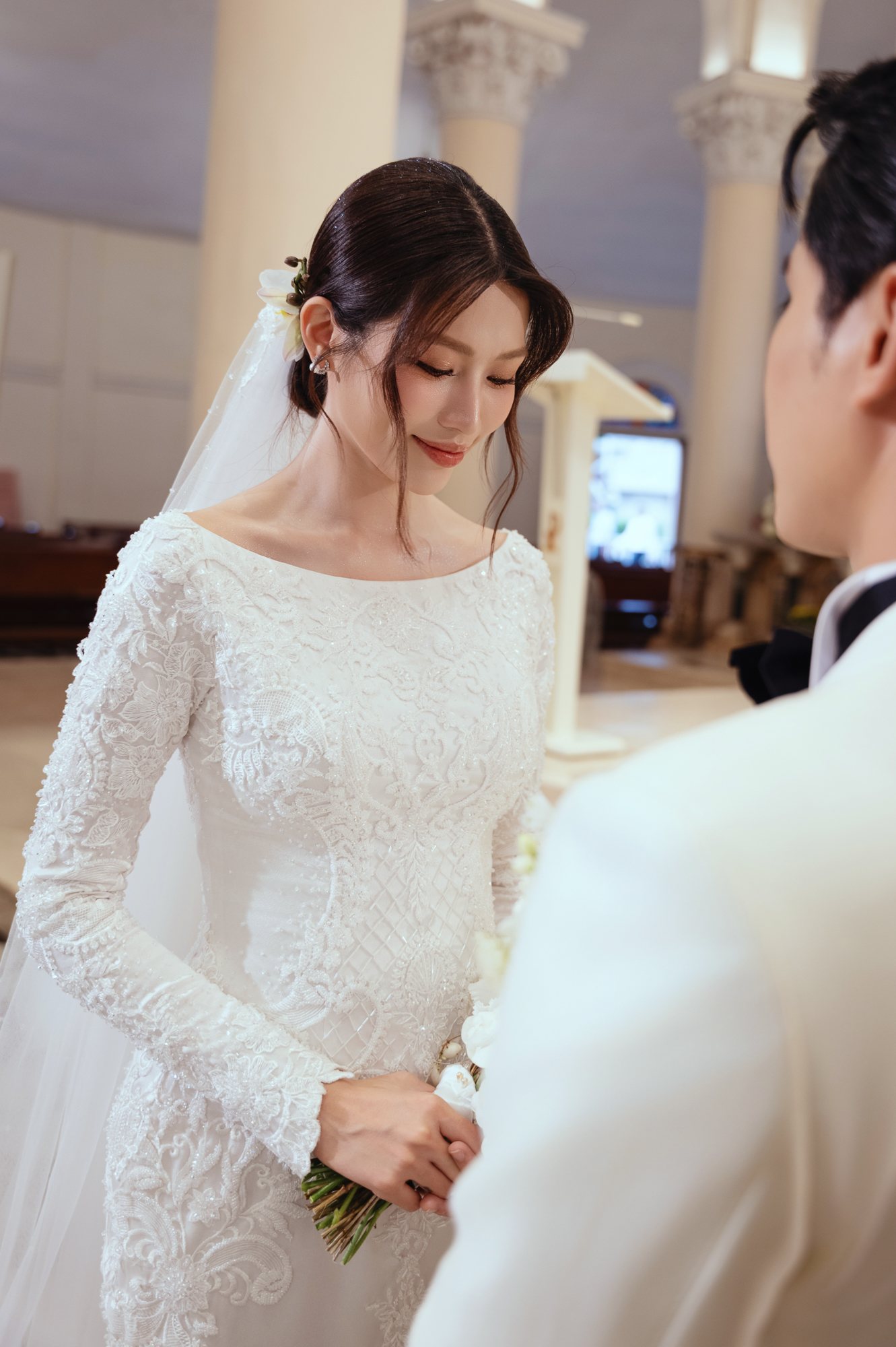 Lễ cưới nhà thờ của Á hậu Quỳnh Châu: Cô dâu rưng rưng xúc động, thiếu gia Đà Lạt quá điển trai!- Ảnh 5.