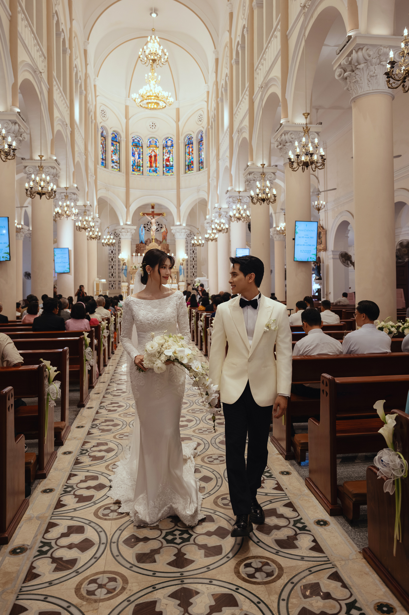 Lễ cưới nhà thờ của Á hậu Quỳnh Châu: Cô dâu rưng rưng xúc động, thiếu gia Đà Lạt quá điển trai!- Ảnh 8.