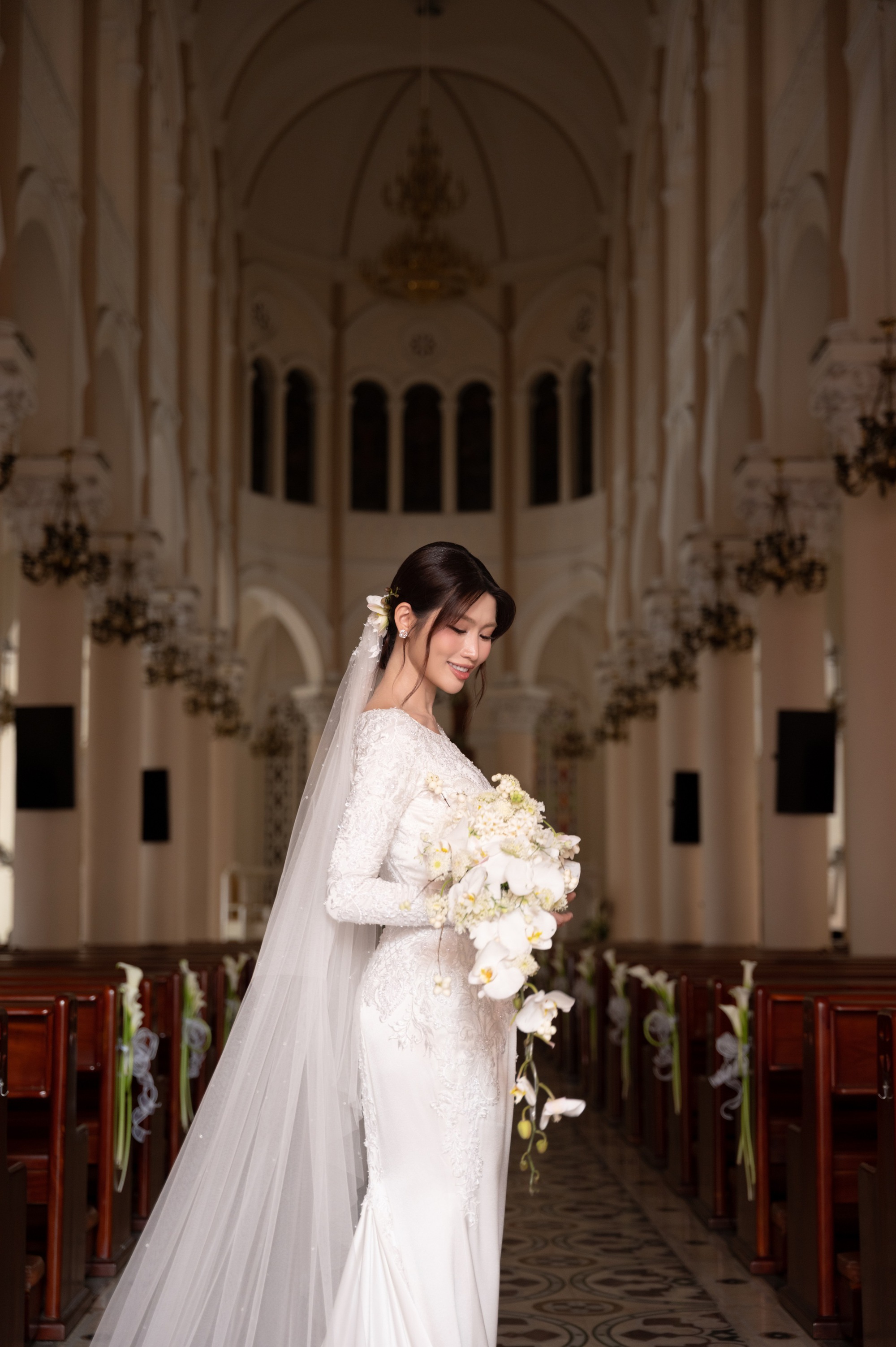 Lễ cưới nhà thờ của Á hậu Quỳnh Châu: Cô dâu rưng rưng xúc động, thiếu gia Đà Lạt quá điển trai!- Ảnh 10.