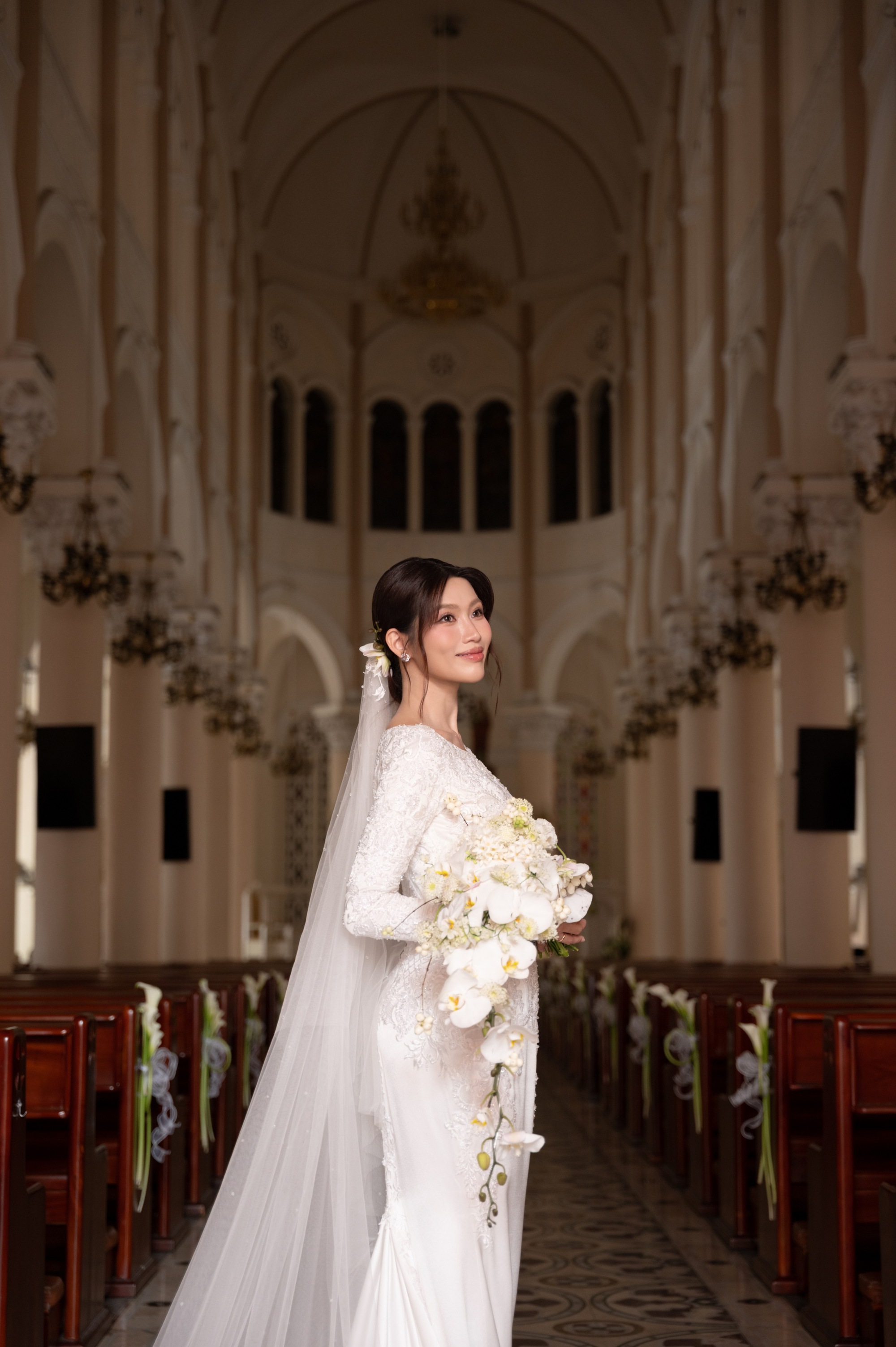 Lễ cưới nhà thờ của Á hậu Quỳnh Châu: Cô dâu rưng rưng xúc động, thiếu gia Đà Lạt quá điển trai!- Ảnh 9.