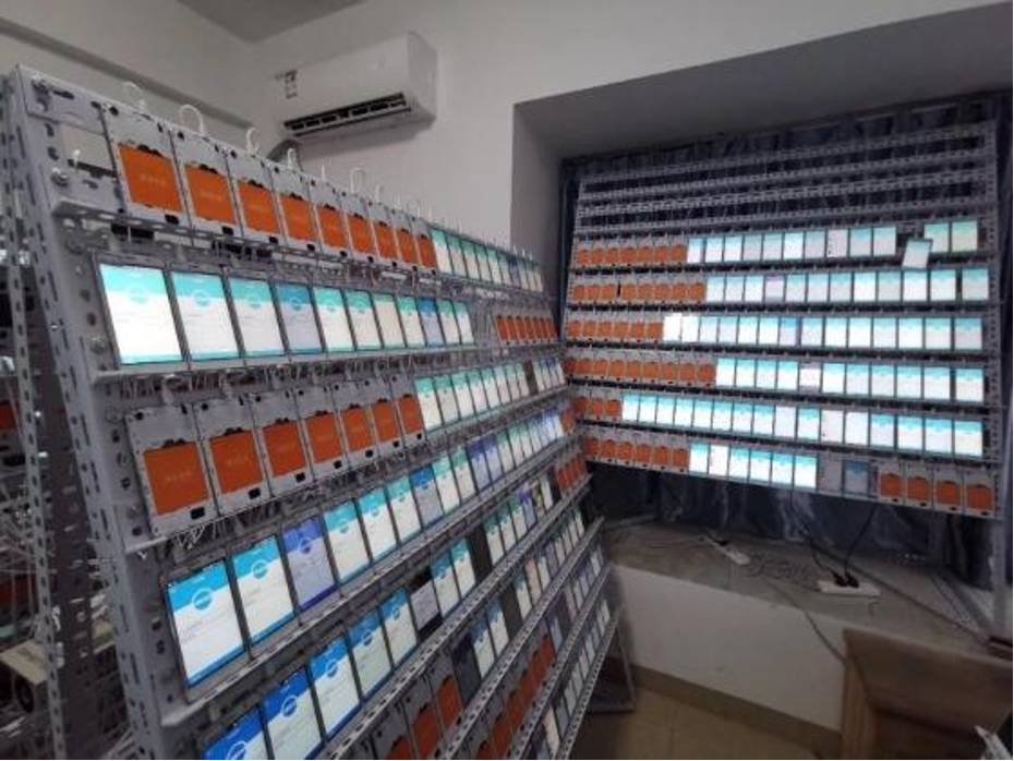 Tịch thu 1.800 điện thoại di động hoạt động cùng lúc và 7 tỷ đồng tiền mặt trong căn phòng trọ mở điều hoà 24/7- Ảnh 1.