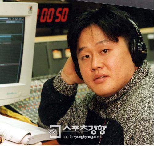 Showbiz có 1 nam ca sĩ từng nhận cả thùng rác đầy vàng vào sinh nhật, lí do là vì… quá béo?- Ảnh 3.