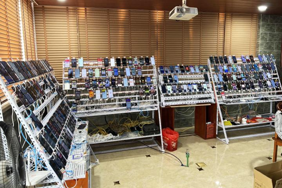 Tịch thu 1.800 điện thoại di động hoạt động cùng lúc và 7 tỷ đồng tiền mặt trong căn phòng trọ mở điều hoà 24/7- Ảnh 3.