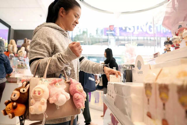 Mặc kệ thương chiến Mỹ - Trung, nữ sinh y khoa chi đến 5,2 triệu mua thứ này để