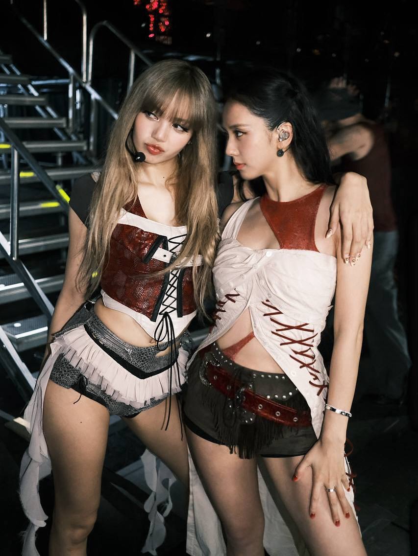 Lộ dàn “hậu cung” toàn trai đẹp của Lisa tại concert BLACKPINK: Nhậu với cả