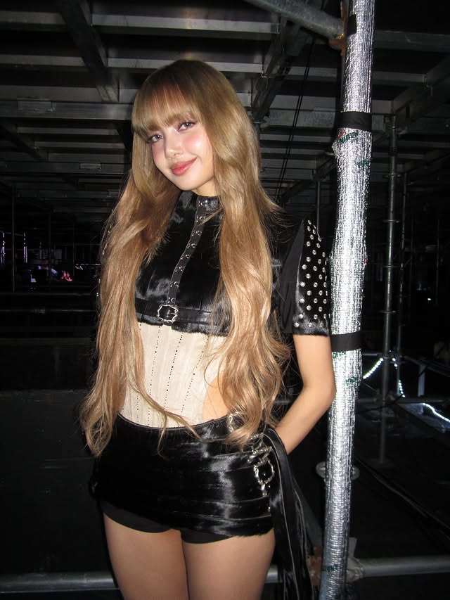 Lộ dàn “hậu cung” toàn trai đẹp của Lisa tại concert BLACKPINK: Nhậu với cả