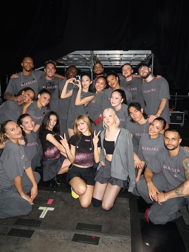 Lộ dàn “hậu cung” toàn trai đẹp của Lisa tại concert BLACKPINK: Nhậu với cả