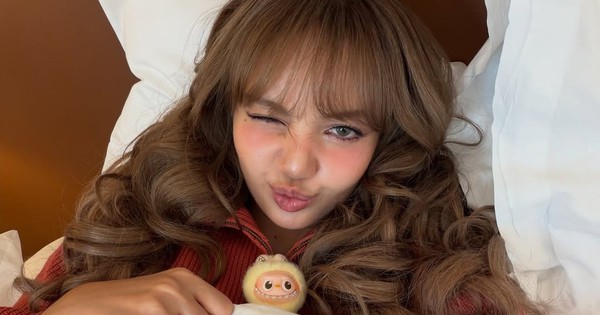 Lisa (BLACKPINK) khoe "Labubu" đính đá quý trị giá 300 triệu Won lalalalisam56493916318318217765265211248971369429306785n 17604327153751415406423 346 0 911 1080 crop 17604327414461773020331jpg