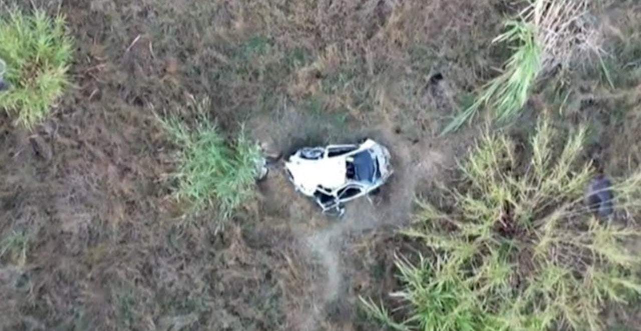 lam-chuyen-ay-tren-xe-cap-doi-khong-may-roi-xuong-vuc-2-1755333670-594-width1280height661 Chiếc xe rơi xuống vực.