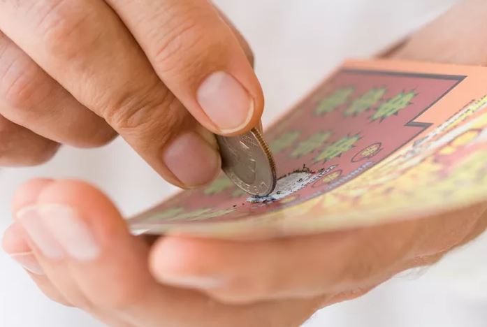 Làm trái ý vợ, người đàn ông bất ngờ trúng số gần 40 tỷ đồng- Ảnh 1.