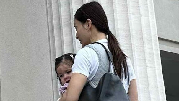 Lan Phương địu con đến phiên tòa xử ly hôn- Ảnh 1.