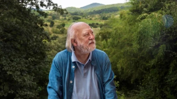 Chân dung tiểu thuyết gia thắng giải Nobel Văn học 2025 laszlo 61316935195363504554631 1760092021975 1760092022451188015694