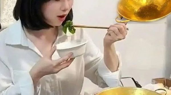 Cô gái "gây sốt" khi ăn lẩu trong chiếc nồi bằng vàng trị giá 2,4 tỷ đồng lau van 1740795992 457 width740height495 auto cropjpg