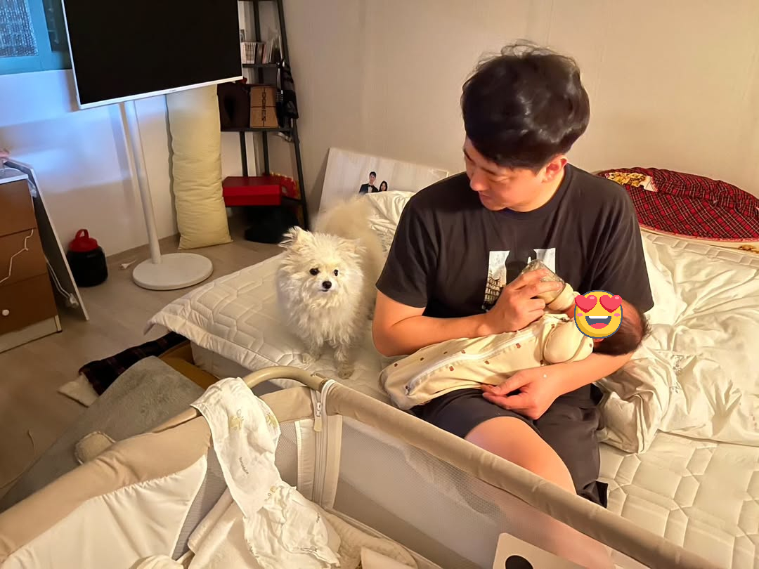 Ảnh Lee Dong Wook chăm con trai đầu lòng khiến MXH nổ tung- Ảnh 1. Ảnh Lee Dong Wook chăm con trai đầu lòng khiến MXH nổ tung- Ảnh 1.