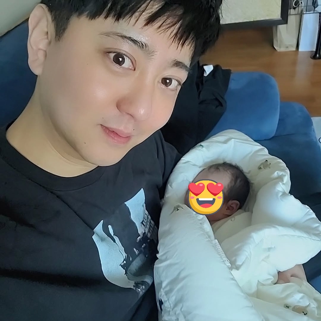 Ảnh Lee Dong Wook chăm con trai đầu lòng khiến MXH nổ tung- Ảnh 2. Ảnh Lee Dong Wook chăm con trai đầu lòng khiến MXH nổ tung- Ảnh 2.