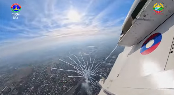 Mãn nhãn màn trình diễn của không quân Lào trong lễ kỷ niệm 50 năm Quốc khánh- Ảnh 8.