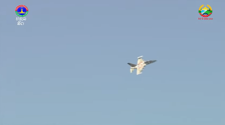 Mãn nhãn màn trình diễn của không quân Lào trong lễ kỷ niệm 50 năm Quốc khánh- Ảnh 4.