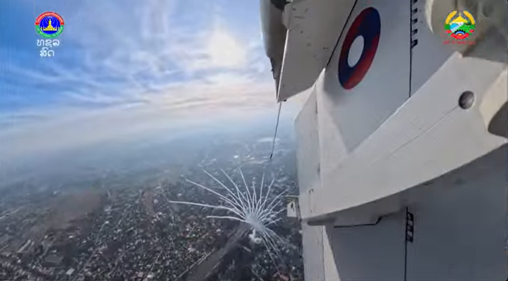 Mãn nhãn màn trình diễn của không quân Lào trong lễ kỷ niệm 50 năm Quốc khánh- Ảnh 6.