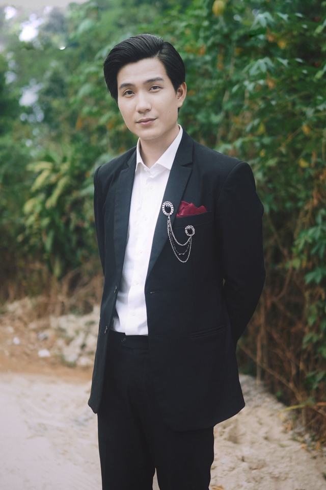 "Nam thần màn ảnh Việt" mắc bệnh lạ: Nguy cơ liệt 2 chân, gan và thận bị ảnh hưởng nặng le haiuoc minh cung bayphotobyvieonjpg 17138656402391960005264 17555103662731488065075