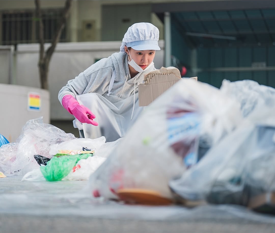 Lộ ảnh mỹ nhân Vườn Sao Băng đang bới tung bãi rác, diện mạo biến đổi không tin nổi sau đúng 1 năm- Ảnh 2.