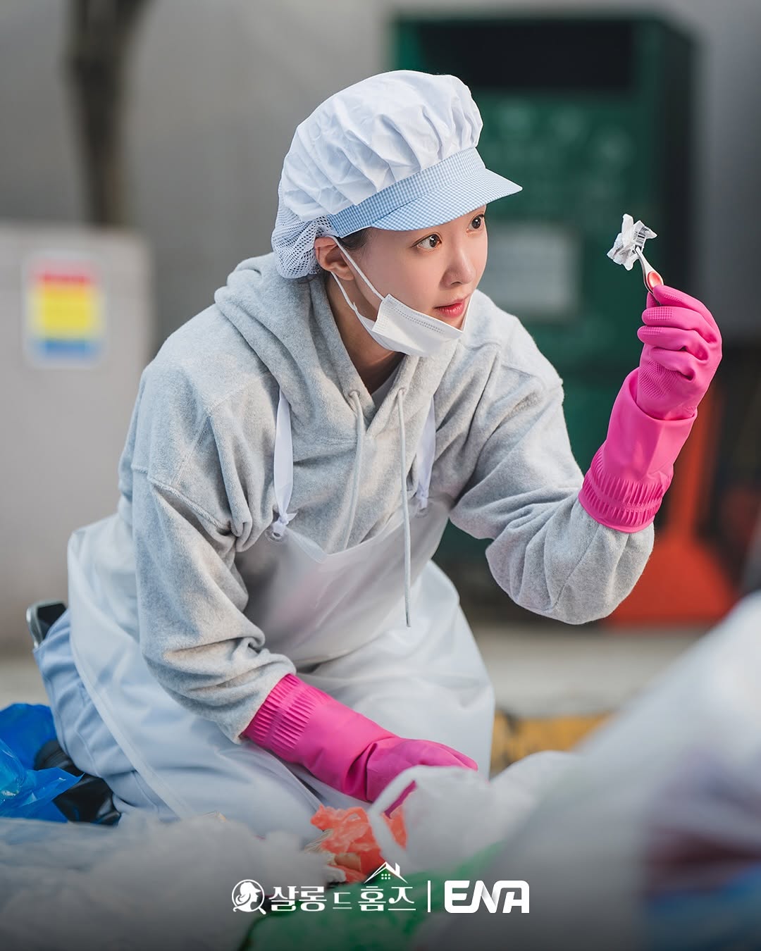 Lộ ảnh mỹ nhân Vườn Sao Băng đang bới tung bãi rác, diện mạo biến đổi không tin nổi sau đúng 1 năm- Ảnh 3.