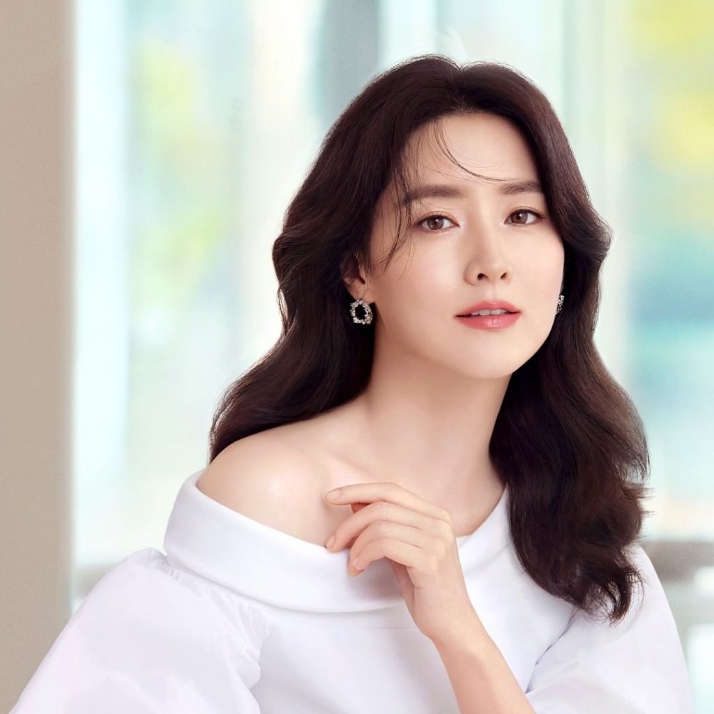 Lee Young Ae hé lộ ảnh hiếm quá khứ,