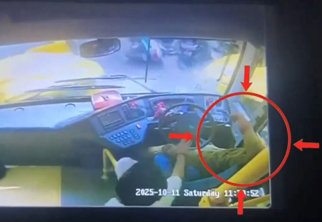 Tài xế bất ngờ lên cơn động kinh, xe buýt đâm trúng 9 phương tiện- Ảnh 1.