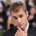 Hóa ra đây chính là lý do Justin Bieber tiêu tán sạch 7.700 tỷ đồng, lâm cảnh vỡ nợ đến bờ vực phá sản lexicon fashion metropolitan mus 17474527689291485573168 1747456510560 17474565117241029844892 40 0 576 1024 crop 1747456561181819062601jpg