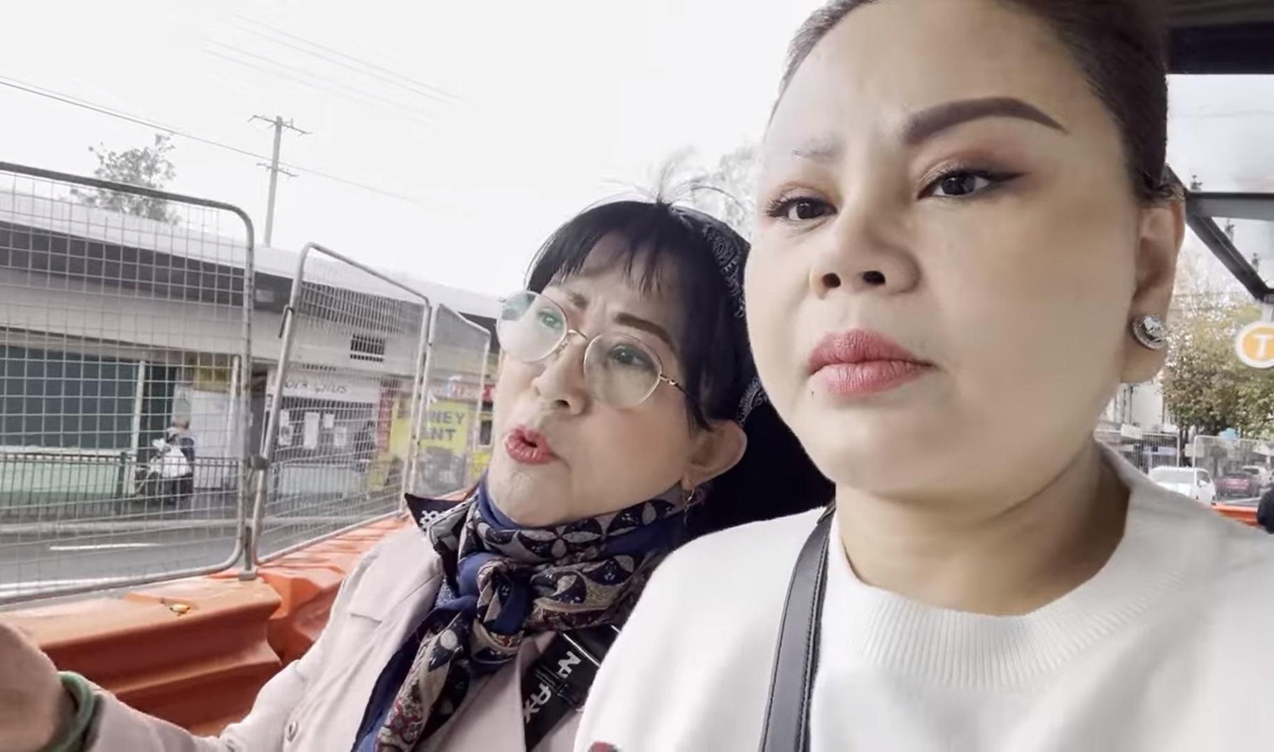 Nữ hoàng dao kéo tuổi U60 đang đi ở châu Âu: Nữ hoàng dao kéo tuổi U60 đang đi ở châu Âu: