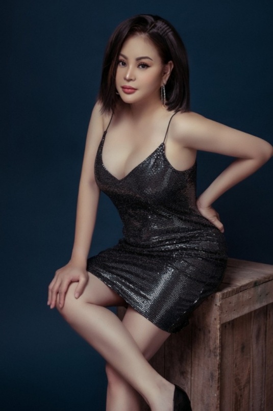 Nữ hoàng dao kéo tuổi U60 đang đi ở châu Âu: Nữ hoàng dao kéo tuổi U60 đang đi ở châu Âu: