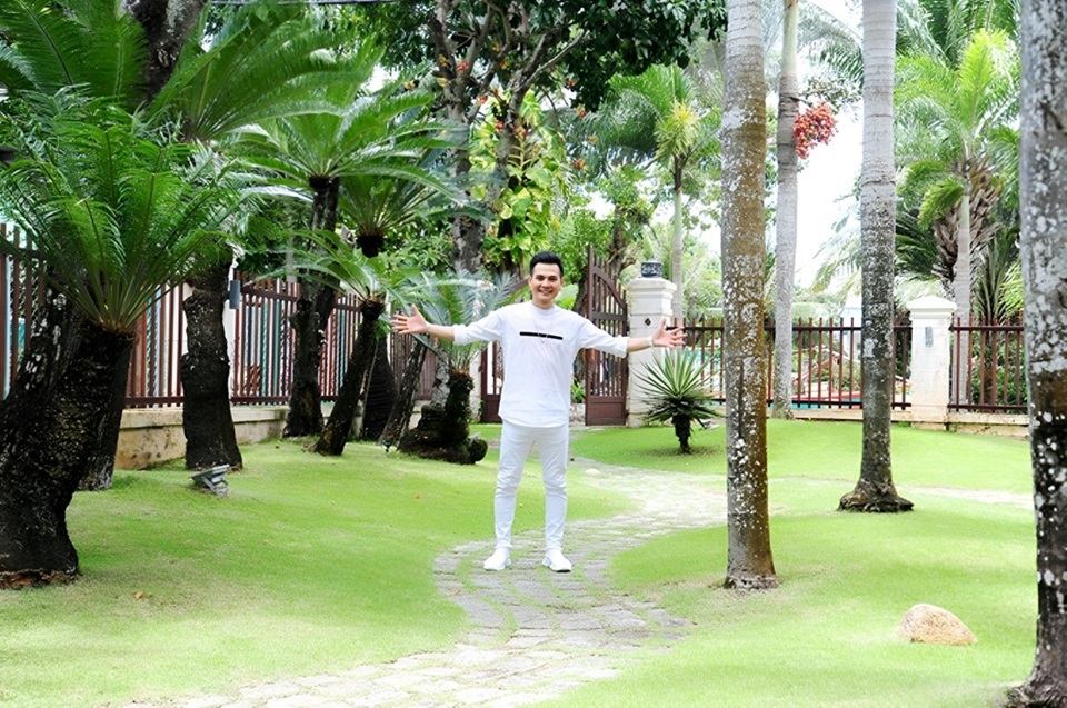 Nam ca sĩ sở hữu biệt phủ 4000m2 nói thẳng: “Gia đình không phải nơi tính toán lời lỗ”- Ảnh 2.