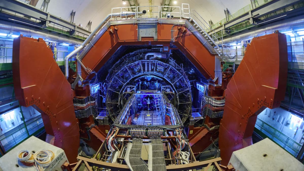 Vì sao máy gia tốc hạt lớn nhất thế giới biến chì thành vàng - rồi tự tay phá hủy nó ngay sau đó?- Ảnh 1.
