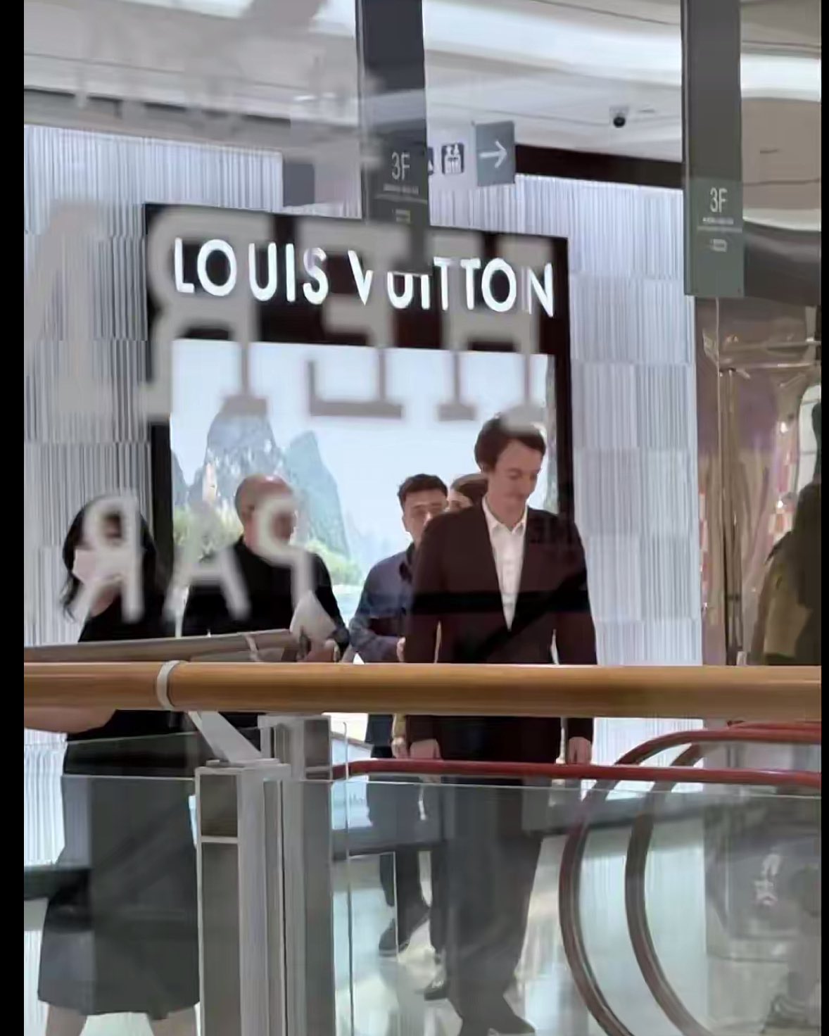 Lisa (BLACKPINK) nghi tháo chạy khỏi bạn trai nhà tỷ phú- Ảnh 1.