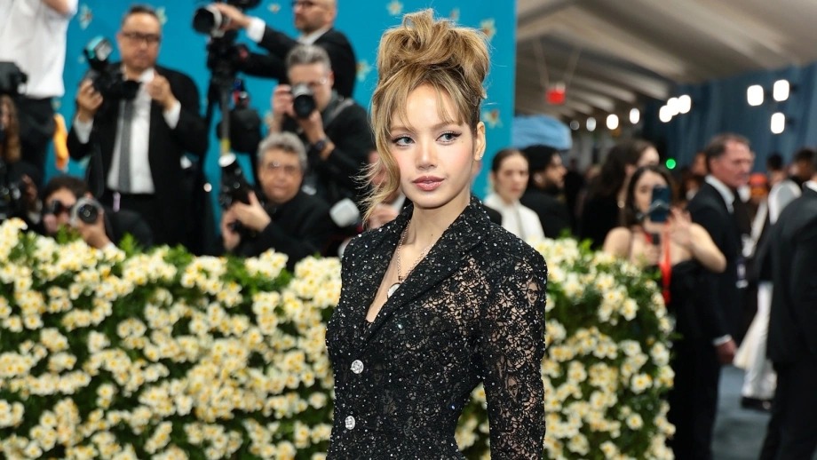 "Bãi chiến trường" dưới video Met Gala của Lisa: Tiếng Anh của em út BLACKPINK có thật sự "lên trình"? lisa den met gala 2025 174648951 1746600199674832614289 1746603348265 17466033488681919471069